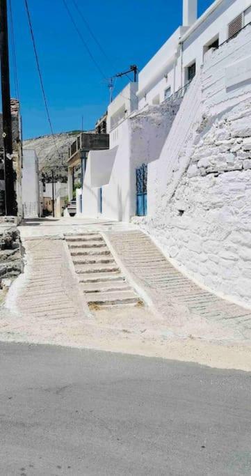 Naxos Mountain Retreat - Tiny House Build On Rock Leilighet Koronos Eksteriør bilde